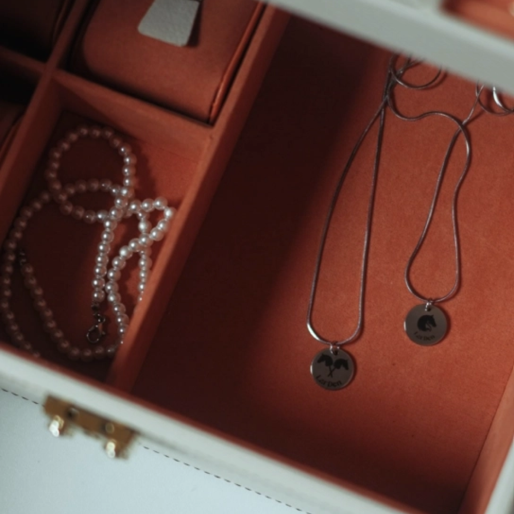 Necklace with Hobby Horse pendant made of surgical stainless steel – Details